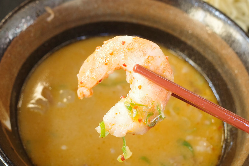 エビは辛めのガーリックシュリンプを連想させる味です