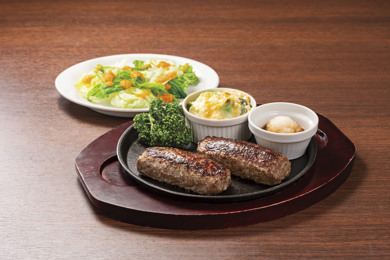 「BEEFハンバーグステーキ アボカドグラタン添え ミニサラダつき」(税込1,782円)