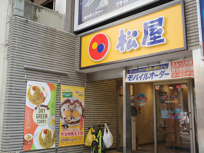 店舗入口脇では「ドライグリーンカレー」と、7月29日発売の「今治焼豚玉子飯」をどデカいポスターでアピール！