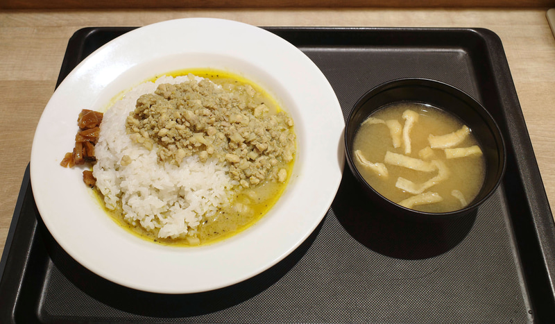 店内飲食では「ドライグリーンカレー」にもみそ汁がついてきます