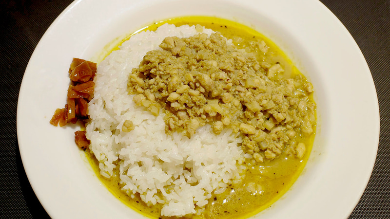 「ドライグリーンカレー」はドライなグリーンカレー、スープ状のグリーンカレーソースともにボリューミー！