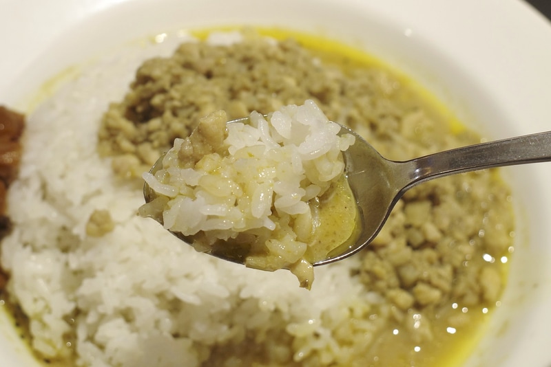 スープ状のグリーンカレーソースの味が濃すぎると感じた方は、即ご飯と合わせることを推奨します