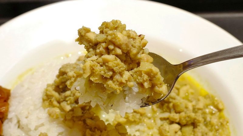 ドライなグリーンカレーを単独でご飯のお供にするには正直塩気不足！
