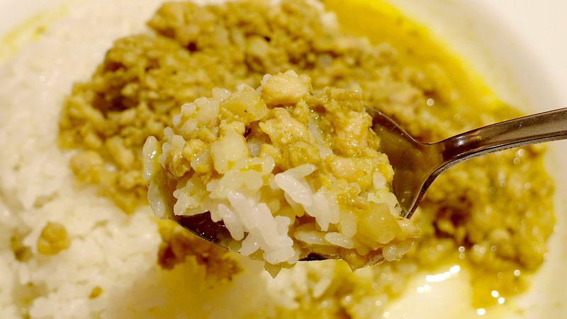 「ドライ」と「スープ」2種類のグリーンカレールーとご飯を一緒にほおばるのが正解！