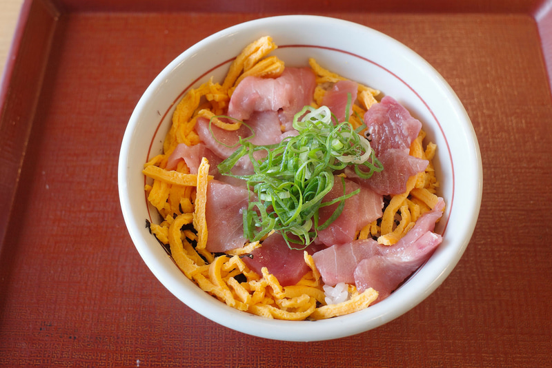 「天然南まぐろ丼」は、天然南まぐろの切り身とともに青ねぎ、錦糸玉子、海苔が酢飯の上にのっています！