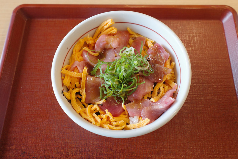 信州安曇野産本わさびを醤油にといて、「天然南まぐろ丼」にかけたら食事開始！