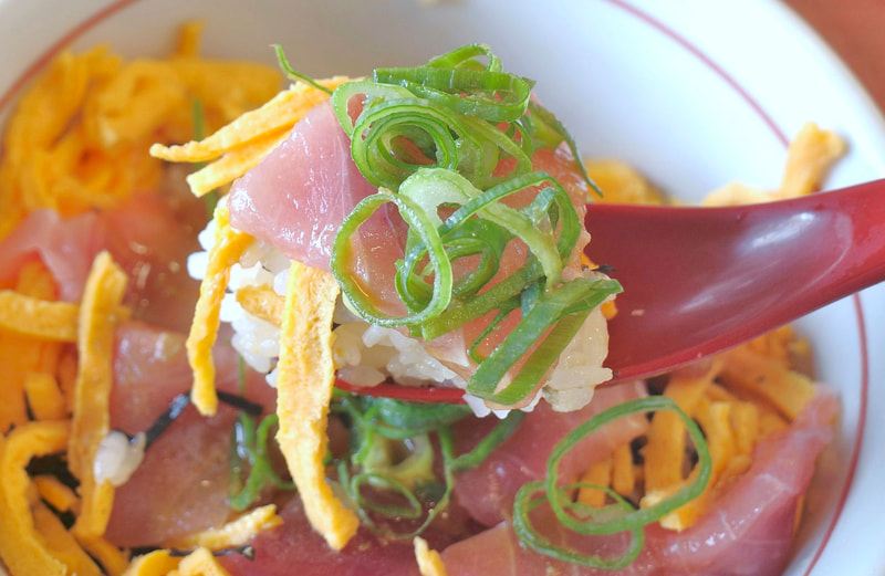 天然南まぐろの中トロだと、その旨味がトッピング多めの酢飯に完全勝利してメチャウマ！