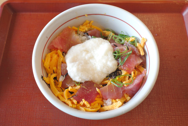 最後に丼の中央に山かけをのせて「山かけ天然南まぐろ丼」として食事もフィナーレへ！