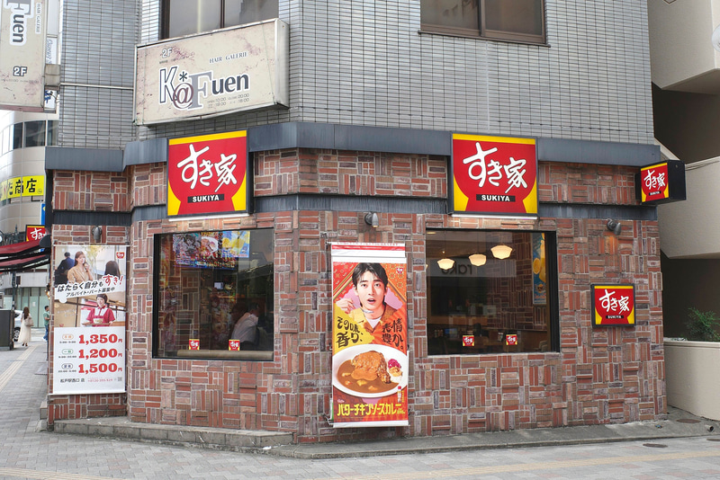 店舗の壁面を使って「バターチキンソースカレー」を大きなポスターでアピール!