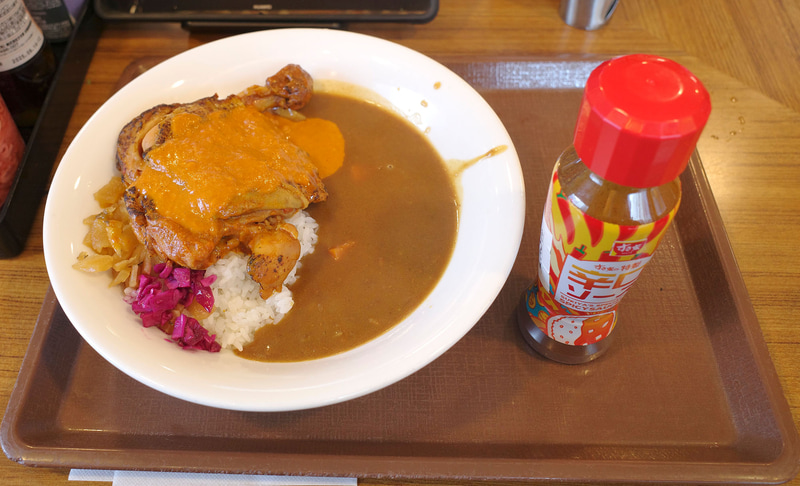 「バターチキンソースカレー」には「すき家の特製辛口ソース」がついてきます!