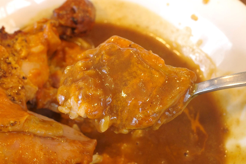 カレーライスにバターチキンソースと骨付き鶏肉を追加することで味の深みがマシマシに!