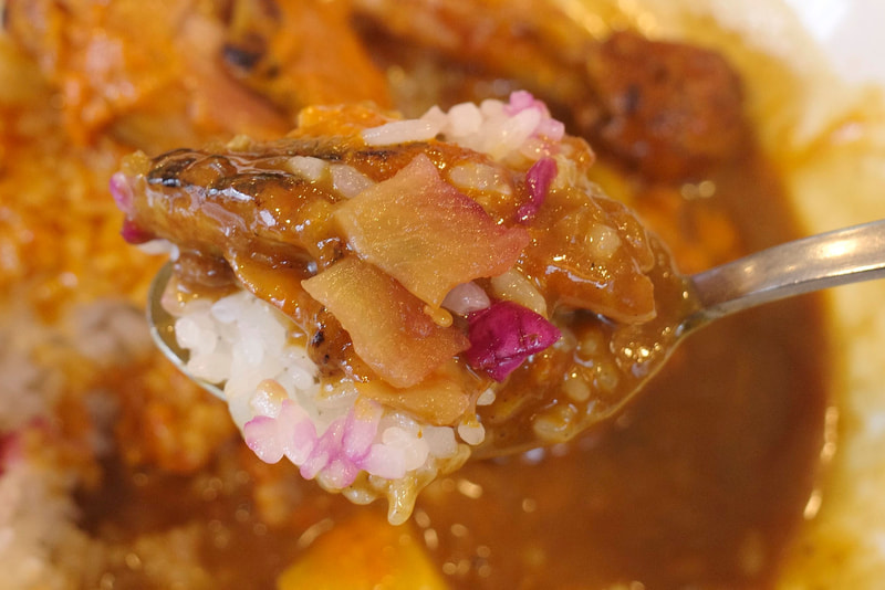 カレーライスに骨付き鶏肉、バターチキンソース、福神漬け、紫色のキャベツのお新香を絡めてFINISH!