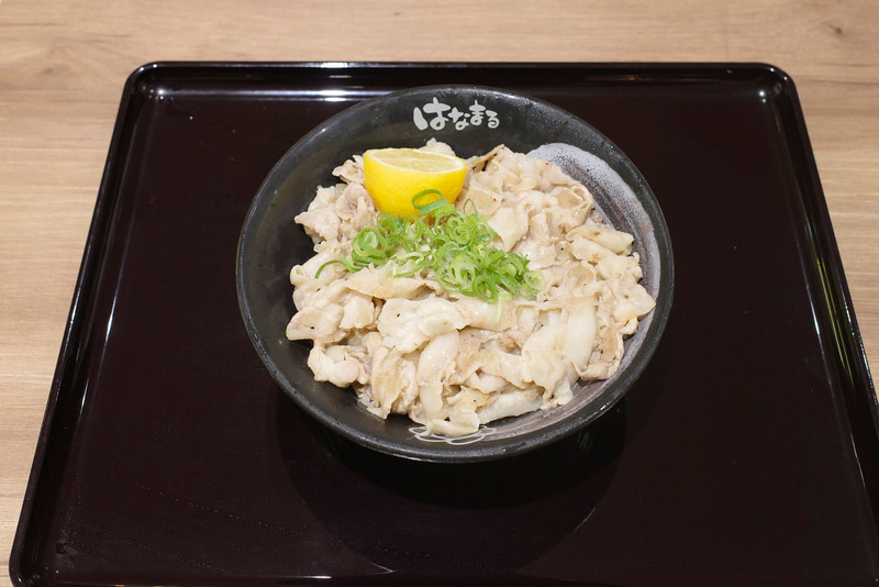「焼き塩豚カルビの半割レモンぶっかけ(冷) 中」は、うどんの姿を覆い隠すような焼き塩豚カルビの盛りがいい!