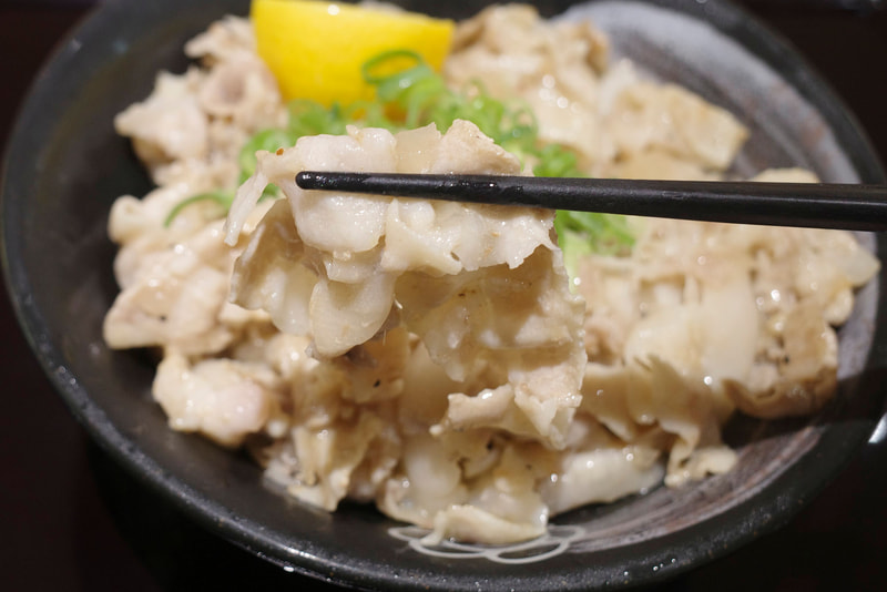 焼き塩豚カルビは豚カルビの持つ旨味、玉ねぎや塩ダレの味の効き具合もグッドでウマウマ!