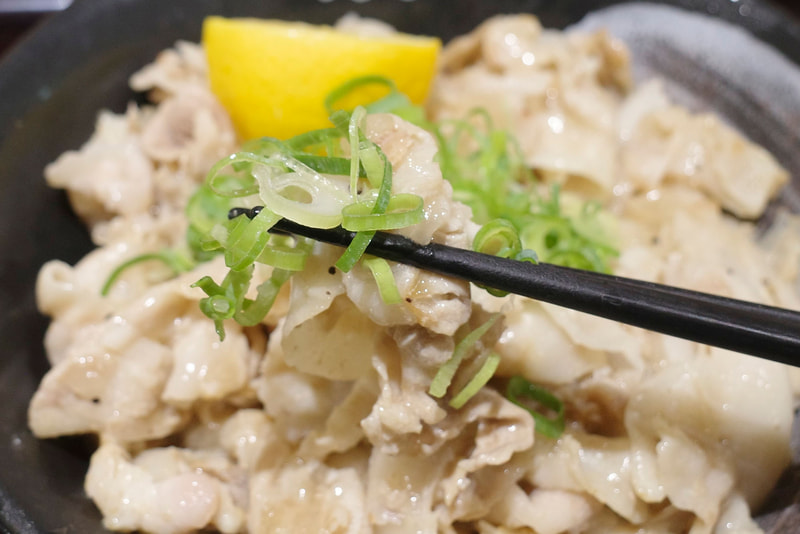 焼き塩豚カルビに青ねぎをプラスすることで爽快感マシマシに!