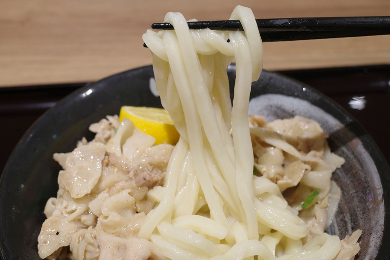 うどんの食感は満足度が高いですが、タレの塩気は思いのほか薄め