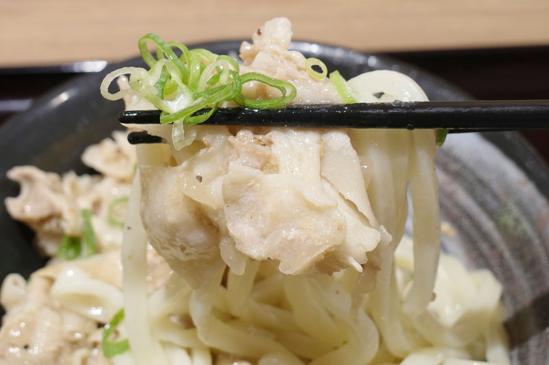 うどんにかかったタレの味が薄い問題は、焼き塩豚カルビをうどんにまとわせてすすれば、旨味、塩気が高まって華麗に解決!