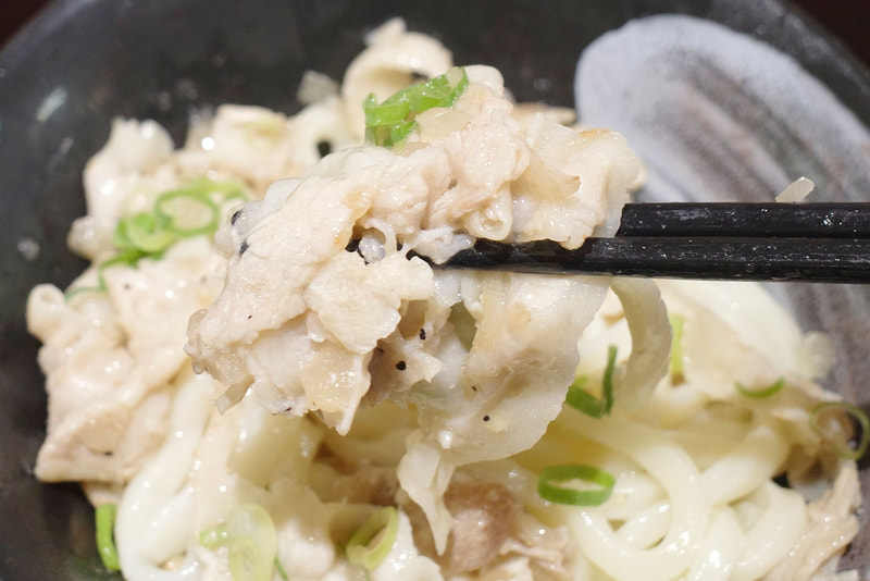具とトッピングを全部活用したスタイルの「焼き塩豚カルビの半割レモンぶっかけ(冷)」でFINISH!
