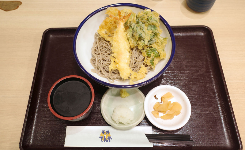 「はもとつるむらさきの冷やしそば」は3種類の揚げ物がのったそばに、つゆ、薬味、お新香がついてきます