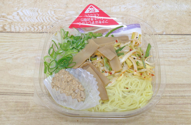 「冷製ねぎ味噌まぜ麺」は、麺と具をビニールシートで分けた上で、味噌ダレをあとから注ぐ方式なので、食事前に麺が伸びる心配なし！
