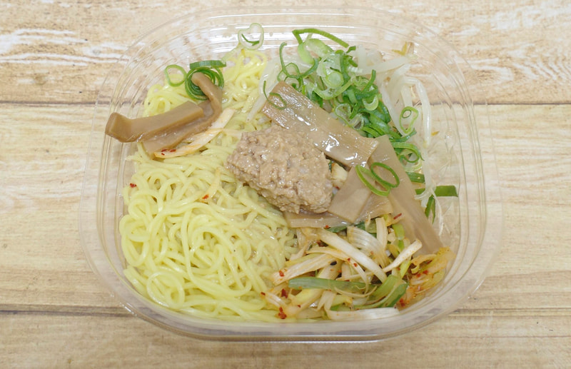 麺に具、味噌ダレを入れて食事開始！