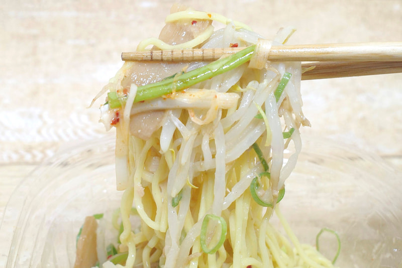 麺に野菜を中心とした具をまとわせてほおばることで、より暑い日に適したクールな味に！