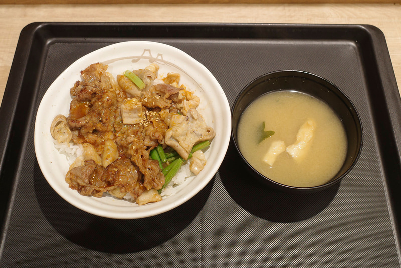 「カルビホルモン丼」には、みそ汁がついてきます！ なお、テイクアウトだとみそ汁は別売りです