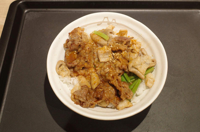 「カルビホルモン丼」にはカルビ肉、ホルモン、ニンニクの芽がバランス良く盛られています！