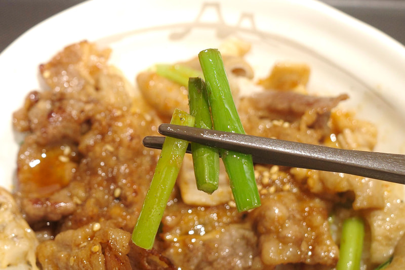ニンニクの芽は葉物野菜を連想させる清涼感と、ジャンクさを醸し出す独特の香りがダブルで楽しめる！
