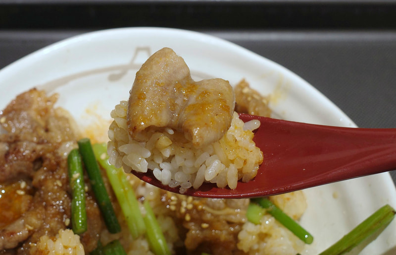 ホルモンにタレが絡みにくいこともあり、ホルモン丼では味にパンチが足りないのが本音！