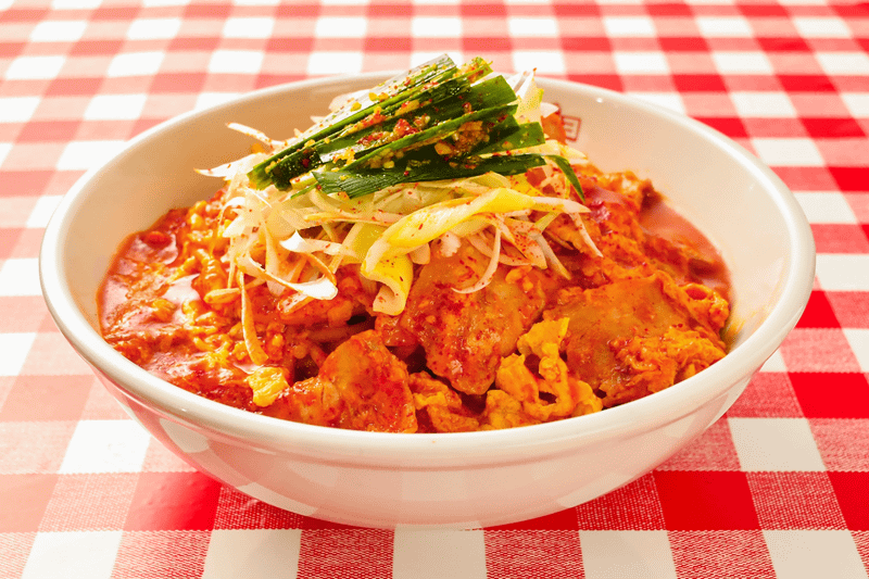 にんにく・唐辛子・鶏ガラの特製あんに、豚バラ肉・辛味ネギ・ニンニクにらをトッピング