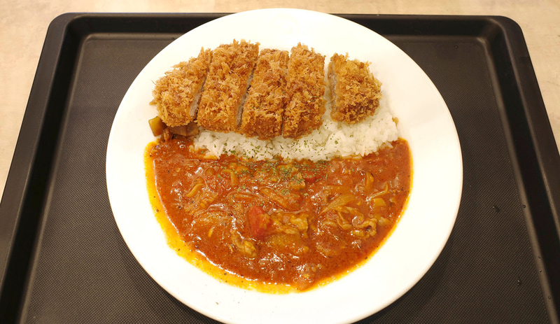 「たっぷりトマトのロースかつハヤシライス」は並盛であってもロースかつ、ハヤシソースともどもボリューミー!