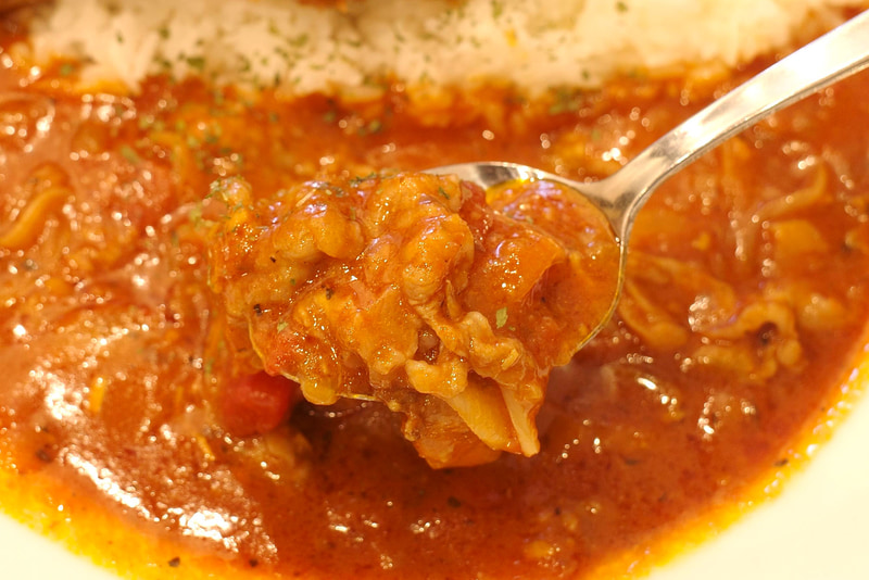 ハヤシソースは、ほどよい塩気、酸味に牛肉の旨味、玉ねぎとハーブのフレッシュ感があわさって思わずご飯が恋しくなります!