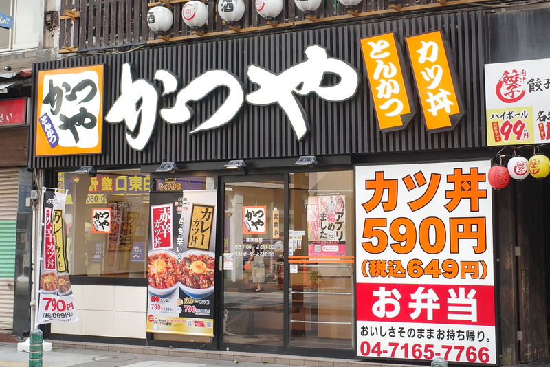 お店の入口では大きなポスターで「赤辛カツ丼」「カレーカツ丼」をアピール！