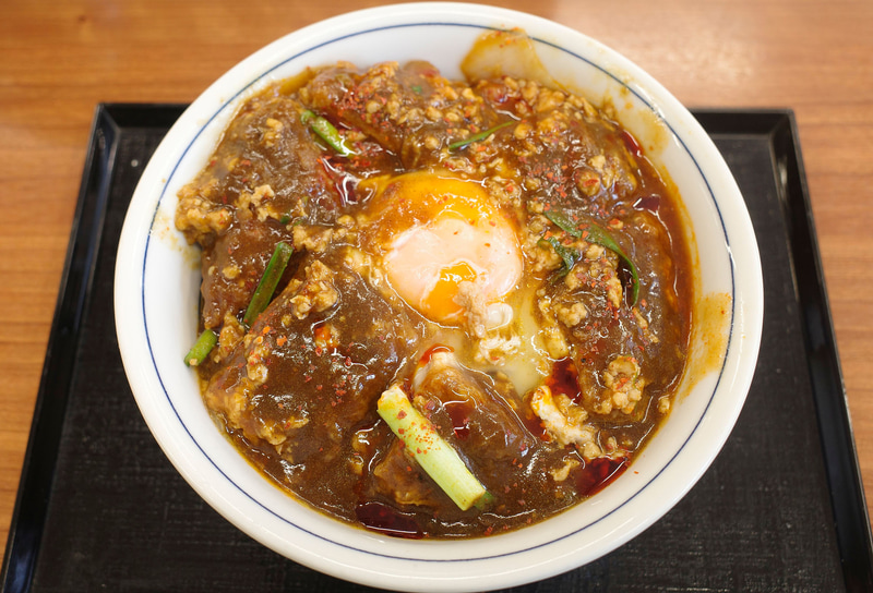 「カレーカツ丼」は、汁気が多いことも影響してか、これまでの「かつや」の丼メニューよりも熱々！
