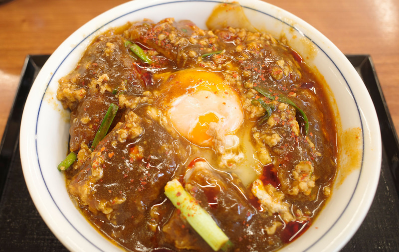 「カレーカツ丼」は、ご飯とカツの存在感をかき消すレベルで、カレールーと玉子の絵力強め！