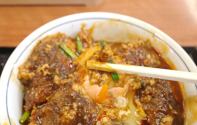 カレールーにひき肉、ラー油、唐辛子、ニラが加わることで、スパイシーな麻婆豆腐を思わせる味に変化！