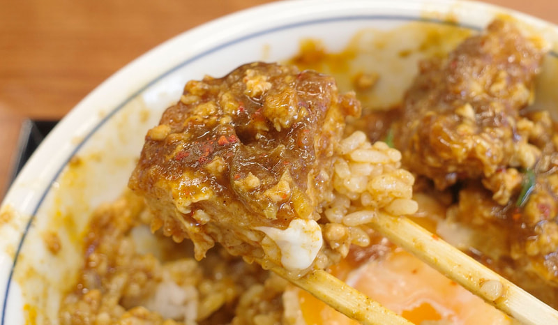 カレールーがかかったご飯にカツをペアにすることで辛さ強めのカツカレー感覚で楽しめます！