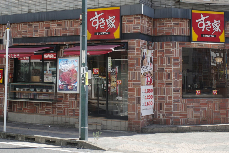 お店入口脇に貼られた大きなポスターで「まぐろ鉄火丼」の登場をアピール！