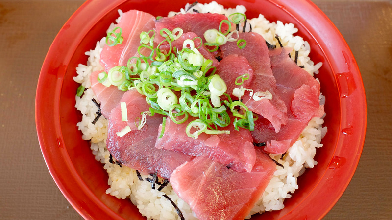 「まぐろ鉄火丼」には思いのほか、まぐろが沢山のっています！
