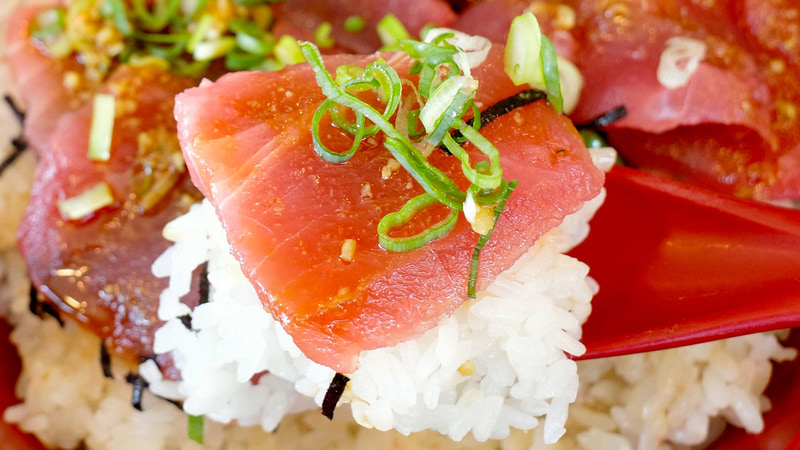 ダイレクトに酢飯with海苔とまぐろの赤身、小ねぎ、わさび醤油とのマッチングが楽しめる「まぐろ鉄火丼」スタイルの時点でメチャウマ！