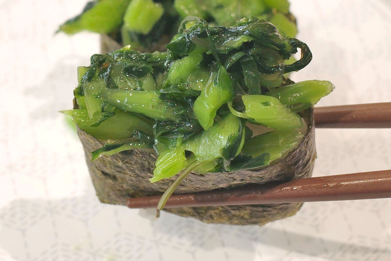 「野沢菜昆布軍艦」は、野沢菜と昆布から優しい塩気がにじみ出て酢飯、海苔との親和性も上々！