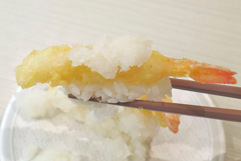 「えび天握り(すだちおろし)」は、衣がクリスピー気味な海老の天ぷらに、涼し気な大根おろしと徳島県産すだち、酢飯が相性抜群でウマウマ！