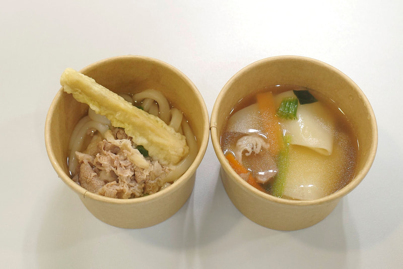 左が「肉ごぼう天うどん」、右が「ひもかわうどん」