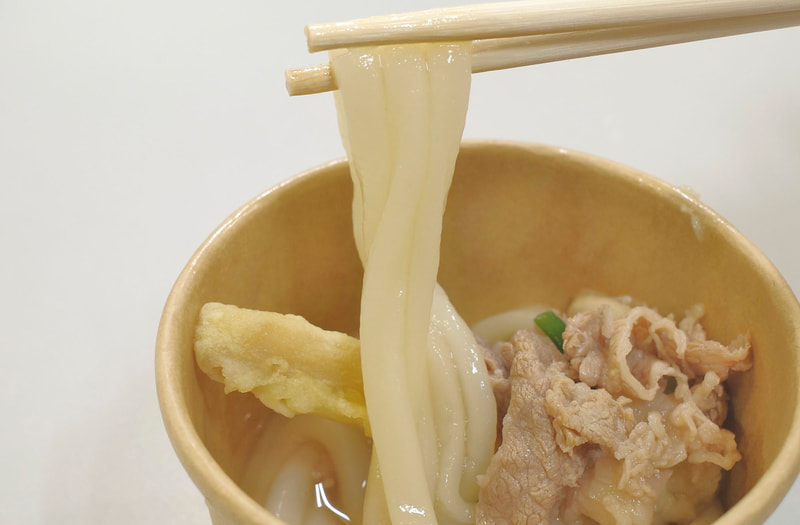 うどんはふんわりかつ、旨味と甘味が弾けるつゆが交差して激ウマ！