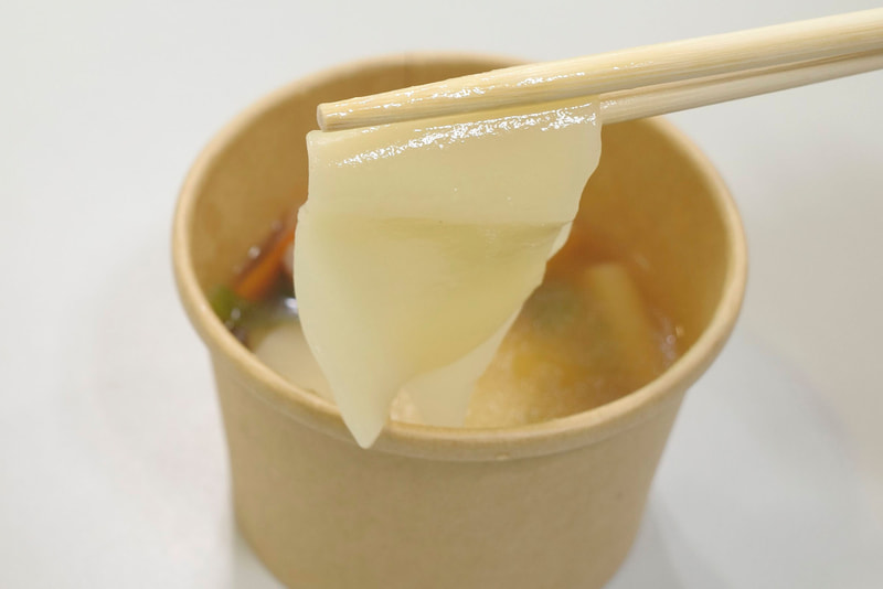 ひもかわはハリと滑らかさのバランスが良く、しっかりとした旨味と塩気があるつゆが染み込んで美味！