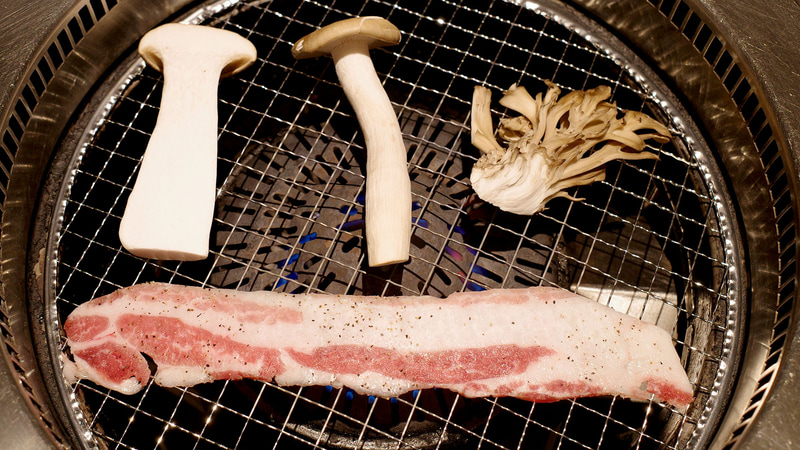 「イベリコ豚カルビ」は2分ほど、「秋の国産きのこ盛り」はそれぞれ4分ほど焼きました