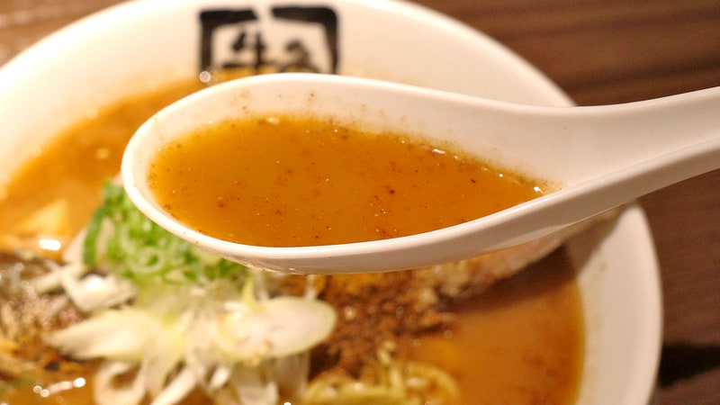 スープは魚介豚骨と秋刀魚節をMIXしたことで旨味がパワフル！