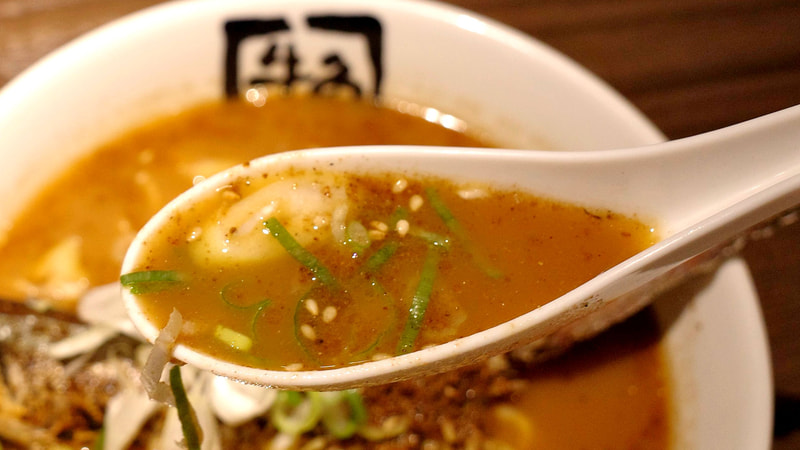 スープに秋刀魚魚粉とネギをまとわせることで瞬時に美味しさレベルアップ！