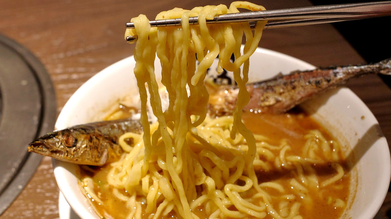 麺は食感良好かつ、魚介豚骨と秋刀魚の味が活きたスープとの親和性も高め！